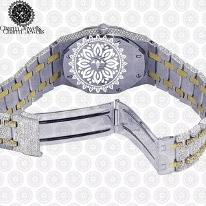 Montre en diamant moissanite très demandée pour les occasions professionnelles, décontractées, les fêtes, les mariages et le port quotidien de luxe, disponible à la vente - Product Image 2