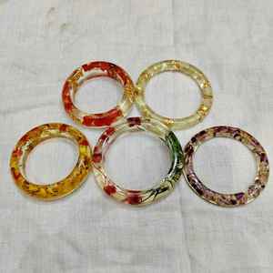 กำไลข้อมือเรซิ่นธรรมชาติคุณภาพสูง งานแฮนด์เมดเพ้นท์ลายด้วยมือ สไตล์ดั้งเดิม เหมาะสำหรับงานปาร์ตี้ สำหรับผู้หญิง N.S OVERSEAS NSO-395 - Product Image 6