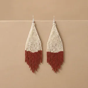 Boucles d'oreilles pendantes bohèmes faites à la main multicolores, brodées, style boho, avec perles de rocaille arc-en-ciel colorées - Product Image 3