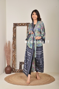 Robe kimono en soie recyclée, soie vintage, sari, pour femmes, confortable et légère, robe de nuit longue bohème, robe de plage - Product Image 4