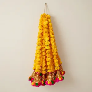Guirlande traditionnelle de fleurs de souci jaunes avec pompons colorés et glands dorés pour la décoration de porte, mur ou pour les fêtes et la Pooja - Product Image 1