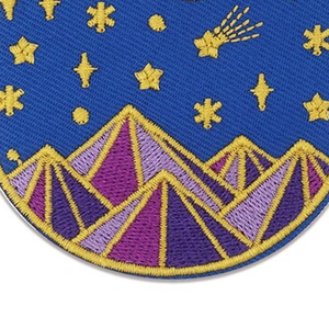 Parches de Chenilla Bordados con Logotipo Personalizado al por Mayor para Gorras, Forma de Flor, con Base Termoadhesiva, MOQ Bajo, Precio Económico, OEM, Transpirables - Product Image 3