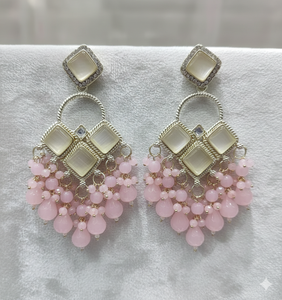 Boucles d'oreilles pendantes ethniques faites à la main avec motif carré et perles de couleur douce pour mariages et occasions spéciales - Product Image 1