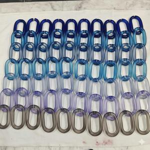 Grande Décoration Murale en Résine Transparente Colorée Écologique Faite à la Main avec Maillons de Chaîne Personnalisés - Product Image 1