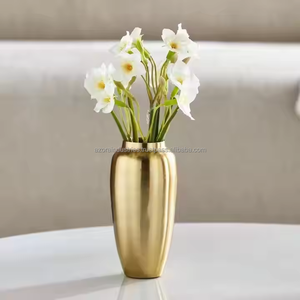 Florero de latón elegante artesanal para decoración del hogar, centro de mesa de sala de estar con acabado brillante moderno de Azora Industries - Product Image 1