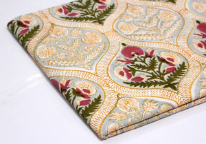 Tissu en coton écologique imprimé à la main, motif floral Paisley Sanganeri indien, matière douce pour robes de filles et décoration intérieure - Product Image 2