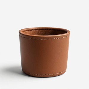 Mini pot en cuir gaufré de luxe, conçu pour une présentation élégante des succulentes, avec une texture riche et un intérieur au design sophistiqué - Product Image 4