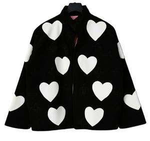 Chaqueta Reversible Beige con Cuello Alto de Punto de Algodón con Diseño de Corazón Suzani para Otoño |   Abrigo de terciopelo bordado a mano - Product Image 1