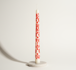 Vela cónica de lujo pintada a mano con un vibrante acabado rojo y motivos florales e intrincados de grullas ilustrados a mano. - Product Image 2