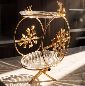 Juego de soportes para pasteles de dos niveles con cristal acanalado, enmarcado en un aro dorado con detalles florales, disponible a precios de mayorista. - Product Image 6