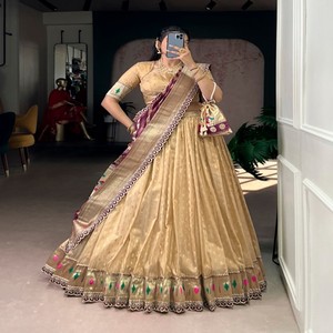 Ensemble Lehenga en Organza VASTRA COTTAGE avec Bordure en Dentelle Zari, Blouse Non Cousue et Dupatta en Soie Jacquard Paithani - Product Image 1