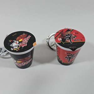 Portachiavi a Forma di Tazza di Ramen Coreano, Mini Tazze in Plastica con Stampa Digitale, Tema Anime, Novità per Uso Promozionale - Product Image 1