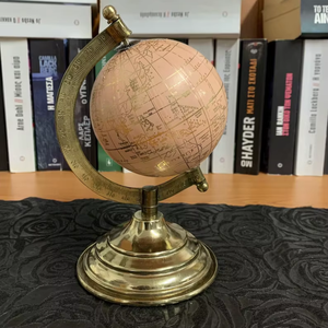 Globe terrestre décoratif en métal avec méridiens en cuivre gravés et un support robuste en fer forgé pour les pièces traditionnelles - Product Image 1