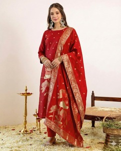 Conjunto de Salwar Kameez de Seda Banarasi Roja de Lujo, con Bordado de Zari Dorado, Kurta Recta y Pantalón Jacquard, para Bodas y Fiestas Indias y Pakistaníes - Product Image 4