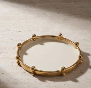 Plateau de service rond en émail blanc avec bordure perlée dorée, idéal pour salon, table basse, coiffeuse ou parfums. - Product Image 2