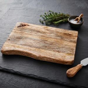 Planche à découper en bois rustique rectangulaire avec bord naturel et poignée antidérapante, couteau en bois inclus - Product Image 1
