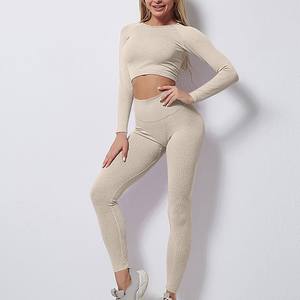 Conjunto de yoga premium para mujer con tela suave y elástica, ajuste transpirable y soporte sin costuras para entrenamientos, prácticas deportivas y comodidad durante todo el día. - Product Image 3