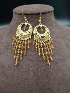 ต่างหูระย้าประดับคริสตัลและเพชรเทียมชุบทองคำ ดีไซน์คลาสสิกจาก Amaira Jewels ของขวัญสำหรับผู้หญิง เครื่องประดับสไตล์ดั้งเดิมแบบชาติพันธุ์ สื่อถึงความสงบสุข - Product Image 6