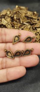 Breloques en laiton à forme géométrique spirale, breloques dorées brutes, breloques bohèmes pour macramé et fabrication de bijoux - Product Image 2