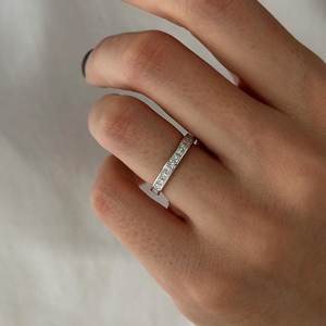 แหวนแต่งงานแบบชั้นเดียวทรงเจ้าหญิง ประดับเพชรแบบฝังช่อง 14K ทองคำขาว แหวนแบบซ้อนได้ ขนาด 2.3 มม. สำหรับผู้หญิง - Product Image 1