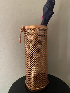 Soporte decorativo dorado con diseño de lazo para colgar esterillas de yoga y sombrillas, ayuda a que las sombrillas mojadas se secan adecuadamente. - Product Image 5