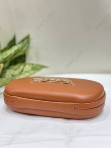Pochette à cadre lisse couleur tan avec emblème de tigre en métal, sac de soirée de luxe moderne, accessoire de mode affirmé - Product Image 3
