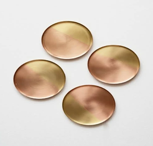 Posavasos redondos apilables de latón, diseñados con elegantes bordes festoneados en forma de flor y cuerpo pulido, disponibles a precios de mayorista. - Product Image 3