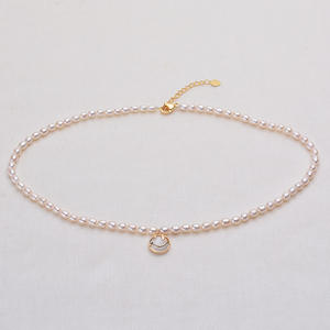 Collar con Colgante de Cara Sonriente de Diseño Original, Perla Natural de Agua Dulce de 4-5 mm, Forma de Metro, Estilo Moderno - Product Image 1