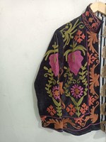 Magnifique veste pour femme en velours noir brodée Suzani, style ethnique bohème, motif floral, manteau d'hiver, une pièce essentielle de la mode indienne