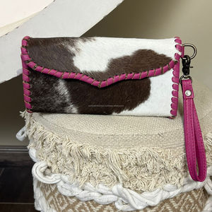 กระเป๋าคลัทช์หนังวัวแท้สีชมพูน่ารักทันสมัยสำหรับผู้หญิง งานแฮนด์เมด พร้อมช่องใส่บัตรและเงินสด สายคล้องมือ กระเป๋าสตางค์หนังแท้ OEM - Product Image 4