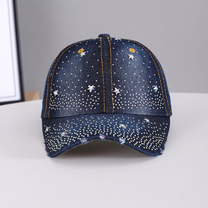 Gorra de béisbol unisex de mezclilla con estrella de diamantes de imitación, panel frontal vintage desgastado, visera deshilachada, con cristales brillantes y tachuelas metálicas. - Product Image 3