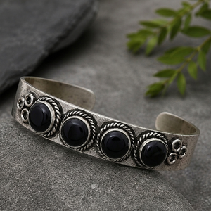 Bracelet ouvert en onyx à quatre pierres serties, fait main, en laiton plaqué argent/or, bijoux unisexe - Product Image 3