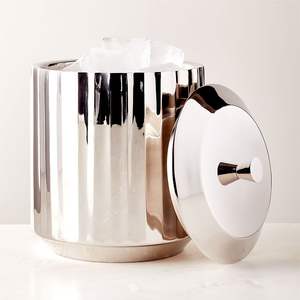 Cubo de hielo moderno de acero inoxidable mate con tapa de madera. El cubo está hecho de acero inoxidable de alta calidad. - Product Image 5