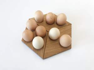Estante para huevos de madera ecológico diseñado para un almacenamiento sostenible en la cocina y la exhibición de huevos frescos de granja. - Product Image 4