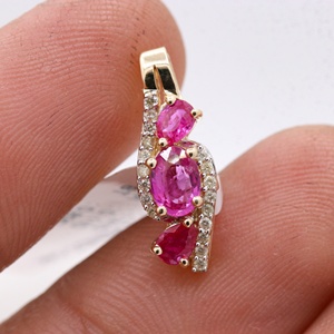 Colgante de Oro Amarillo Sólido de 14K con Rubí Ovalado Natural y Diamantes, Diseño de Ola, Joyería Fina, Memoria Jewels - Product Image 1