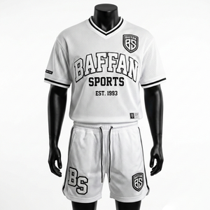 Conjunto deportivo de malla transpirable de poliéster premium, blanco y negro, con logotipo personalizado por sublimación, conjunto de pantalones cortos para hombre - Product Image 1