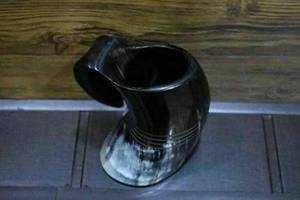 Mug en corne artisanal d'inspiration viking, poli à la main, avec couvercle et bouchon de paille pour café et shots - Product Image 5