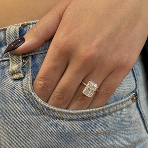 Bague de fiançailles solitaire en diamant de laboratoire taille radiant 8 carats E-VS2 certifiée IGI, or blanc 14 carats - Product Image 1