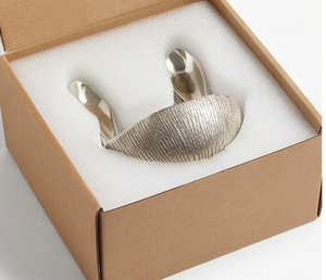 Bol décoratif moderne en métal avec poignées en forme d'oreilles de lapin, design poli fait main, pour la vaisselle, cadeau, accent élégant pour la table - Product Image 6