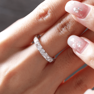 แหวนเพชรแล็บโกรว์ทรงกลมและทรงเรเดียนท์คัท 3 มม. ขายดีที่สุด ทองคำขาว 14K แท้ ดีไซน์หรูหรา 5 เม็ด รูปทรงสลับกันแบบฮาล์ฟอีเทอร์นิตี้ - Product Image 1