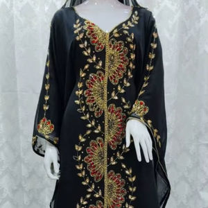 ชุดอาบายะผ้าจอร์เจตต์สีดำหรูหรา ปักลายสีทองแดงแดงเข้ม งานปักมือแบบดั้งเดิม สง่างาม ยาวคลุมเท้า เหมาะสำหรับงานกลางคืนสำหรับผู้หญิง - Product Image 1