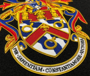 Escudo Familiar y Escudo de Armas Personalizado Bordados a Mano con Hilo Metálico de Lujo, con Calidad Premium y Características Resistentes al Agua - Product Image 2