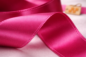 Cinta de Raso de Doble Cara Color Granate de 38 mm, 100% Poliéster, Resistente a la Encogimiento, para Manualidades y Regalos - Product Image 2