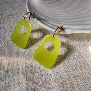 Boucles d'oreilles en résine artisanales pour femmes, bijoux uniques et légers, de haute qualité, tendance, faites à la main. - Product Image 6