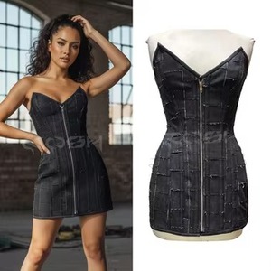 เดรสสตรีทแวร์สีดำเดนิมคุณภาพสูงแบบขายส่งสั่งทำได้ แต่งผ้าแบบแพทช์เวิร์ค ซิปด้านหน้า ทรงมินิ คอร์เซ็ทแบบไร้สาย - Product Image 1