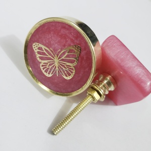 Perillas de gabinete de resina fucsia hechas a mano con acentos de tortuga metálica, manijas y perillas modernas para decoración del hogar - Product Image 4