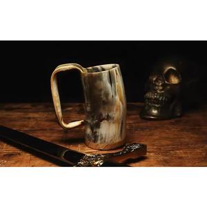 Auténtica Jarra Vikinga Orgánica para Beber con Grabado y Soporte para Cerveza/Vino/Hidromiel/Ale - Hecha a Mano, Estilo Artesanal, Regalo Empresarial - Product Image 1