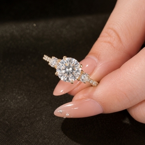 Anillo de Compromiso de Oro Amarillo de 14K con Corte Brillante Redondo, Anillo de Novia con Moissanita y Tres Diamantes - Product Image 2