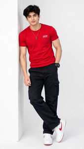 เสื้อยืดคอกลมแขนสั้นลายสีแดงสำหรับผู้ชาย ทรงปกติ สวมใส่สบาย ผลิตจากผ้าถัก 100% คอตตอน น้ำหนัก 180 กรัม ทอด้วยเทคนิคดิจิทัล เป็นมิตรต่อสิ่งแวดล้อม - Product Image 5