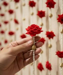 ไข่มุกดอกกุหลาบแดงพร้อมพวงมาลัยห้อยประดับสีทอง |   งานแต่งงานแบบอินเดีย, นิกาห์, ฮัลดี เมห์นดี, พูจา และการตกแต่งวัด - Product Image 4